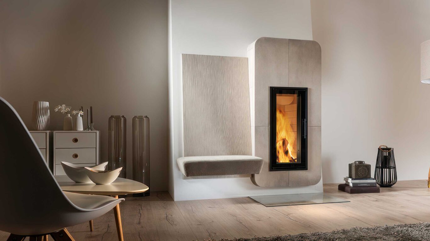 Moderner Design-Kachelofen mit extravagantem Hochformat Feuerraum und Sitzfläche